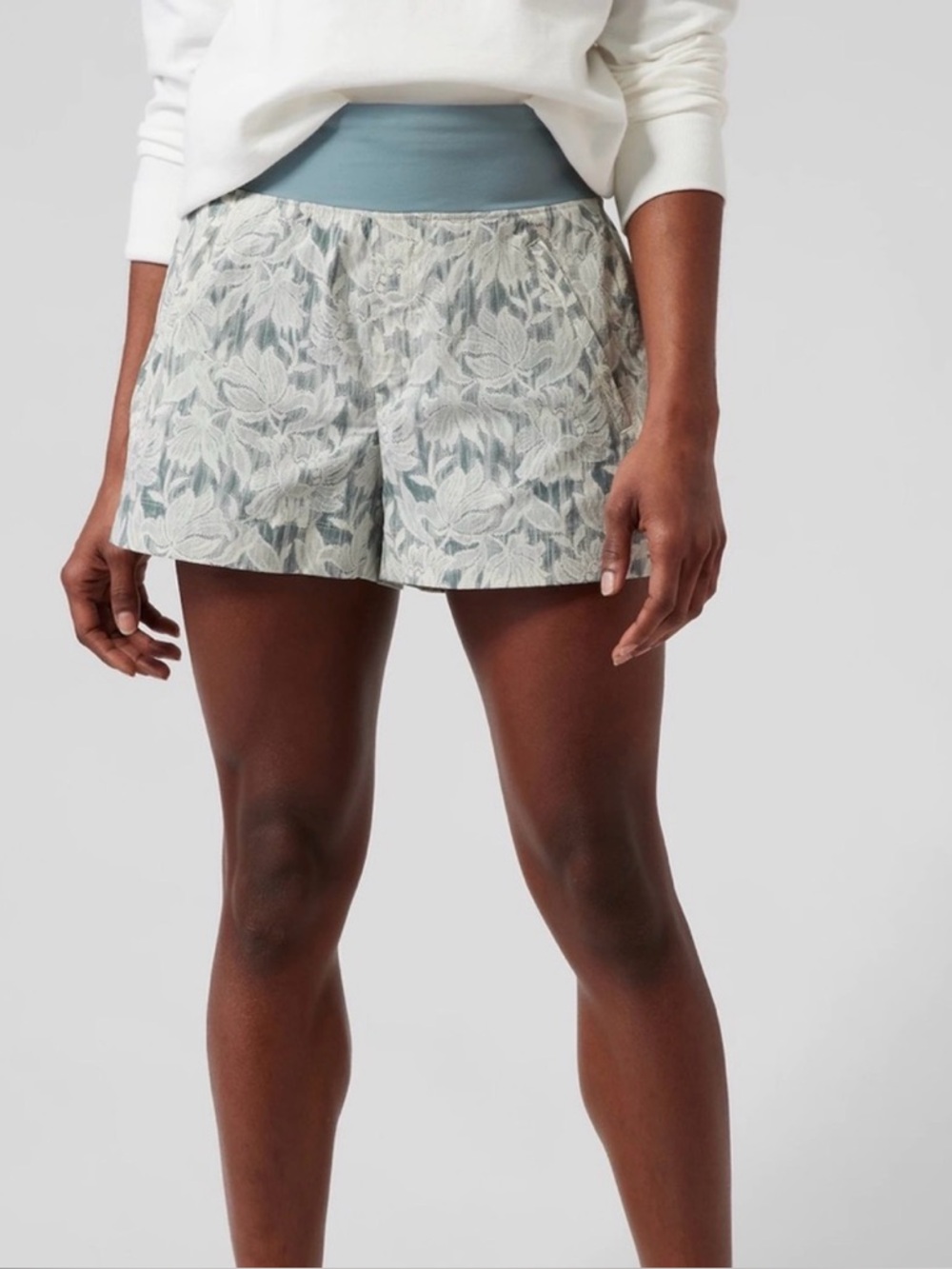 ATHLETA TREKKIE NORTH SHORT IN ETHEREAL BLOOM MAGNOLIA WHITE size 4